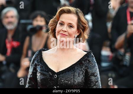 Venedig, Italien. August 2024. Sigourney Weaver wird am Eröffnungstag des 81. Internationalen Filmfestivals von Venedig mit dem Golden Lion Lion Lifetime Achievement Award geehrt. Quelle: Stefanie Rex/dpa/Alamy Live News Stockfoto