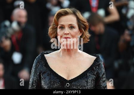Venedig, Italien. August 2024. Sigourney Weaver nimmt an der Eröffnung des 81. Internationalen Filmfestivals von Venedig Teil. Die Schauspielerin wird mit dem Golden Lion Lion Lifetime Achievement Award ausgezeichnet. Quelle: Stefanie Rex/dpa/Alamy Live News Stockfoto
