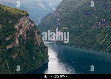 Malerischer Blick auf den Geirangerfjord oder den Geirangerfjord mit dem Wasserfall der sieben Schwestern in der Region Sunnmøre Møre og Romsdal, Norwegen Stockfoto