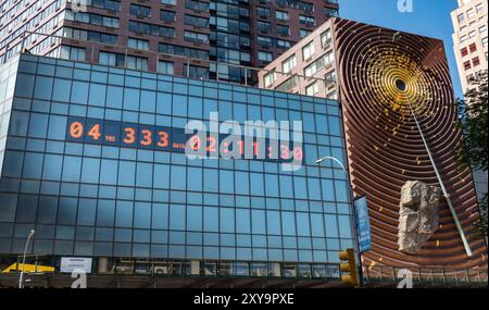 Die Klimauhr in der Nähe des Union Square zählt die Zeit, die die Welt 2030 CO2-neutral erreichen sollte, in New York City, USA, 2024 Stockfoto