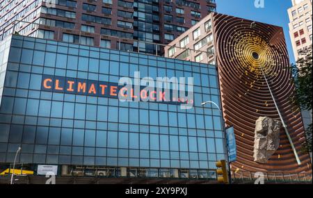 Die Klimauhr in der Nähe des Union Square zählt die Zeit, die die Welt 2030 CO2-neutral erreichen sollte, in New York City, USA, 2024 Stockfoto