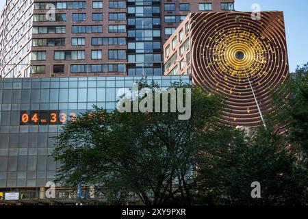 Die Klimauhr in der Nähe des Union Square zählt die Zeit, die die Welt 2030 CO2-neutral erreichen sollte, in New York City, USA, 2024 Stockfoto