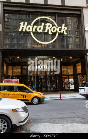 Das Hard Rock Hotel ist ein luxuriöses Reiseziel am Times Square, 2024, New York City, USA Stockfoto