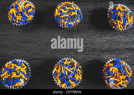 Typisch brasilianische Süßigkeiten, Brigadeiros. In Halloween-Farben, auf dunkelgrauem Hintergrund. Süßigkeiten zu Halloween aus Brasilien. Stockfoto