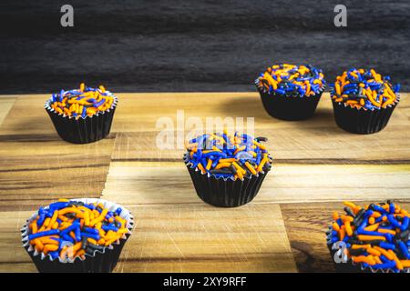 Typisch brasilianische Süßigkeiten, Brigadeiros. In Halloween-Farben, auf einem Holztisch. Süßigkeiten zu Halloween aus Brasilien. Stockfoto