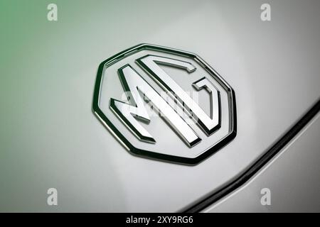 Vinnitsa, Ukraine – 03. Februar 2024: Nahaufnahme des MG Marvel R-Logos mit dem ikonischen Emblem der Marke auf dem elektrischen SUV Stockfoto