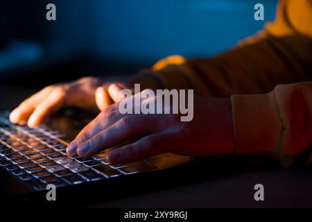 Hands-Typen auf einer Laptop-Tastatur. Stockfoto