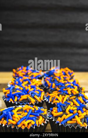 Typisch brasilianische Süßigkeiten, Brigadeiros. In Halloween-Farben, auf einem Holztisch. Süßigkeiten zu Halloween aus Brasilien. Stockfoto