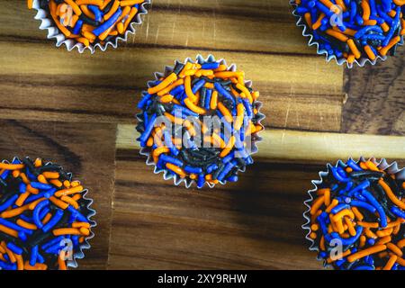 Typisch brasilianische Süßigkeiten, Brigadeiros. In Halloween-Farben, auf einem Holztisch. Süßigkeiten zu Halloween aus Brasilien. Stockfoto