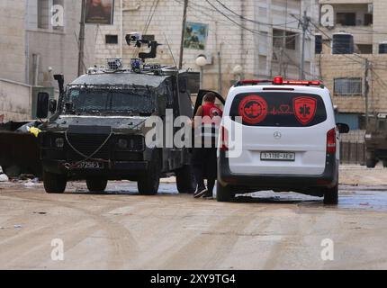 Jenin. August 2024. Ein israelisches Militärfahrzeug wird während einer israelischen Operation am 28. August 2024 in der Stadt Jenin im nördlichen Westjordanland gesehen. Mindestens 10 Palästinenser wurden am Mittwoch durch israelische Beschüsse und Schüsse im nördlichen Westjordanland getötet, so das palästinensische Gesundheitsministerium in Ramallah. Quelle: Nidal Eshtayeh/Xinhua/Alamy Live News Stockfoto