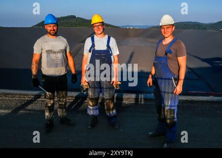 Porabka, Polen, 28. August 2024. Die Bauherren posieren durch ein modernisiertes Pumpspeicherkraftwerk auf einem oberen Reservoir des Kraftwerks in PGE-Kraftwerken Porabka-ZAR in Südpolen. Die Station wird renoviert und wird in zwei Monaten mit einer Kapazität von 500 mW wieder arbeiten. Pumpspeicherkraftwerk meine vielen Konstrukteure der Energieumwandlung werden als effektivere und umweltfreundlichere Methode der Energiespeicherung empfohlen. Quelle: Dominika Zarzycka/Alamy Live News. Stockfoto