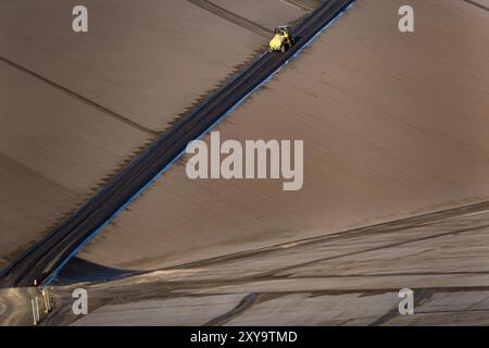 Porabka, Polen, 28. August 2024. Im modernisierten Pumpspeicherkraftwerk an einem oberen Reservoir des Kraftwerks in PGE-Kraftwerken Porabka-ZAR in Südpolen sind Bauarbeiten und renovierte Betten zu sehen. Die Station wird renoviert und wird in zwei Monaten mit einer Kapazität von 500 mW wieder arbeiten. Pumpspeicherkraftwerk meine vielen Konstrukteure der Energieumwandlung werden als effektivere und umweltfreundlichere Methode der Energiespeicherung empfohlen. Quelle: Dominika Zarzycka/Alamy Live News. Stockfoto