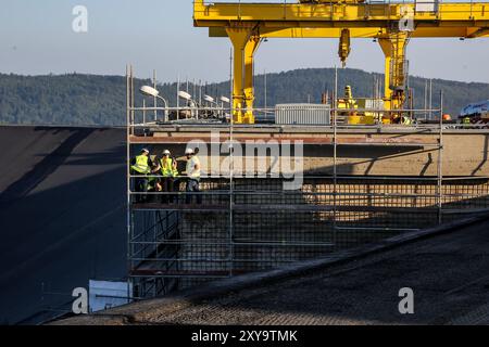 Porabka, Polen, 28. August 2024. Ingenieure beobachten die Bauarbeiten und die renovierten Betten des modernisierten Pumpspeicherkraftwerks an einem oberen Reservoir des Kraftwerks in PGE-Kraftwerken Porabka-ZAR in Südpolen. Die Station wird renoviert und wird in zwei Monaten mit einer Kapazität von 500 mW wieder arbeiten. Pumpspeicherkraftwerk meine vielen Konstrukteure der Energieumwandlung werden als effektivere und umweltfreundlichere Methode der Energiespeicherung empfohlen. Quelle: Dominika Zarzycka/Alamy Live News. Stockfoto