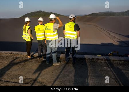 Porabka, Polen, 28. August 2024. Ingenieure beobachten die Bauarbeiten und die renovierten Betten des modernisierten Pumpspeicherkraftwerks an einem oberen Reservoir des Kraftwerks in PGE-Kraftwerken Porabka-ZAR in Südpolen. Die Station wird renoviert und wird in zwei Monaten mit einer Kapazität von 500 mW wieder arbeiten. Pumpspeicherkraftwerk meine vielen Konstrukteure der Energieumwandlung werden als effektivere und umweltfreundlichere Methode der Energiespeicherung empfohlen. Quelle: Dominika Zarzycka/Alamy Live News. Stockfoto