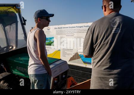 Porabka, Polen, 28. August 2024. Besucher lesen über das Pumpspeicherkraftwerk in der Nähe eines oberen Stausees des Werks in PGE-Kraftwerken Porabka-ZAR in Südpolen. Die Station wird renoviert und wird in zwei Monaten mit einer Kapazität von 500 mW wieder arbeiten. Pumpspeicherkraftwerk meine vielen Konstrukteure der Energieumwandlung werden als effektivere und umweltfreundlichere Methode der Energiespeicherung empfohlen. Quelle: Dominika Zarzycka/Alamy Live News. Stockfoto