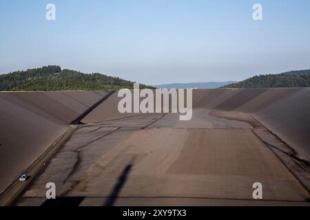 Porabka, Polen, 28. August 2024. Im renovierten Pumpspeicherkraftwerk an einem oberen Reservoir des Kraftwerks in PGE Porabka-ZAR-Kraftwerken in Südpolen werden Bauarbeiten und renovierte Betten beobachtet. Die Station wird renoviert und wird in zwei Monaten mit einer Kapazität von 500 mW wieder arbeiten. Pumpspeicherkraftwerk meine vielen Konstrukteure der Energieumwandlung werden als effektivere und umweltfreundlichere Methode der Energiespeicherung empfohlen. Quelle: Dominika Zarzycka/Alamy Live News. Stockfoto