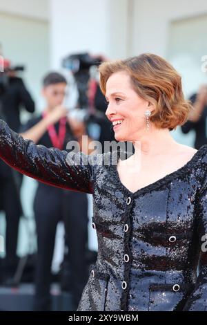 Venedig, Italien, 28. August 2024. Sigourney Weaver, der mit dem Goldenen Löwen für seine Lebensleistung ausgezeichnet wurde, kam auf dem roten Teppich für die Eröffnungszeremonie und BeetleJuice BeetleJuice Film Gala-Vorführung beim 81. Internationalen Filmfestival Venedig in Italien an. Quelle: Doreen Kennedy/Alamy Live News. Stockfoto