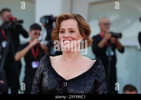 Venedig, Italien, 28. August 2024. Sigourney Weaver, der mit dem Goldenen Löwen für seine Lebensleistung ausgezeichnet wurde, kam auf dem roten Teppich für die Eröffnungszeremonie und BeetleJuice BeetleJuice Film Gala-Vorführung beim 81. Internationalen Filmfestival Venedig in Italien an. Quelle: Doreen Kennedy/Alamy Live News. Stockfoto