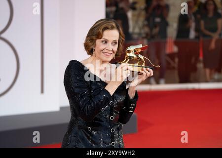 Lido di Venezia, Italien, 28. August 2024 – Sigourney Weaver posiert mit ihrem Goldenen Löwen für die Eröffnungszeremonie während des 81. Internationalen Filmfestivals von Venedig. Credits: Luigi de Pompeis / Alamy Live News Stockfoto