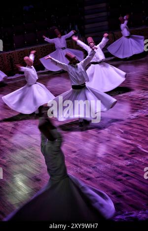 Konya, Türkei - 18. August 2024: Wirbel-Derwische während einer sufi-Wirbel-Performance in Konya, Türkei. Stockfoto