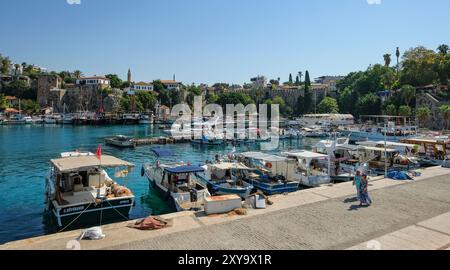 Antalya, Türkei - 20. August 2024: Römischer Hafen bei Kaleici in der Altstadt von Antalya, Türkei. Stockfoto