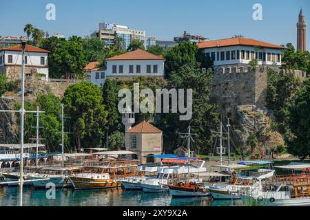 Antalya, Türkei - 20. August 2024: Römischer Hafen bei Kaleici in der Altstadt von Antalya, Türkei. Stockfoto