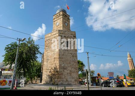 Antalya, Türkei - 22. August 2024: Uhrenturm in Kaleici in der Altstadt von Antalya, Türkei. Stockfoto