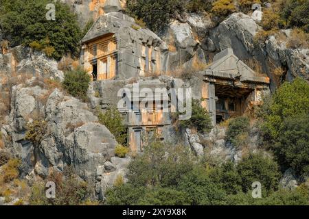 Demre, Türkei – 24. August 2024: Gräber in den Ruinen der antiken Stadt Myra in Demre, Türkei. Stockfoto