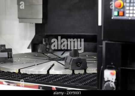 Drehtisch des vertikalen CNC-Bearbeitungszentrums. Selektiver Fokus. Stockfoto