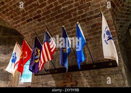 Bronx, NY - USA - 24. August 2024 die Kapelle in Fort Schuyler verfügt über eine gewölbte Ziegeldecke und eine Reihe von Militärflaggen, darunter die US-Flagge, Symbol Stockfoto