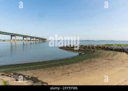 Bronx, NY - USA - 24. August 2024 die Throgs Neck Bridge ist eine majestätische Brücke, die den East River und den Hammond Creek überquert und die Bronx mit Queens verbindet Stockfoto