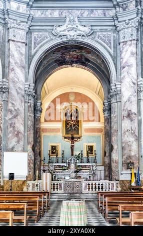 Innenraum der achteckigen Kirche Santa Caterina da Siena, barocke Architektur, katholische Kirche im Bezirk Venezia Nuova, Livorno, Italien Stockfoto