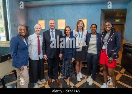 Paris, Frankreich. August 2024. Der zweite Herr Doug Emhoff und die US-Delegation zu den Olympischen Spielen 2024 essen am Donnerstag, den 8. August 2024, im Louvre in Paris, Frankreich, mit Olympiasietikern und ihren Familien zu Mittag. (Foto: Katie Ricks) (Foto: © White House/ZUMA Press Wire) NUR REDAKTIONELLE VERWENDUNG! Nicht für kommerzielle ZWECKE! Stockfoto