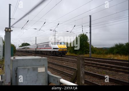 Bedfordshire UK - 24 aug 2024 : eingleisiger Hochgeschwindigkeits-LNER-Zug auf viergleisiger Eisenbahn mit Überlandkabel in großbritannien Stockfoto