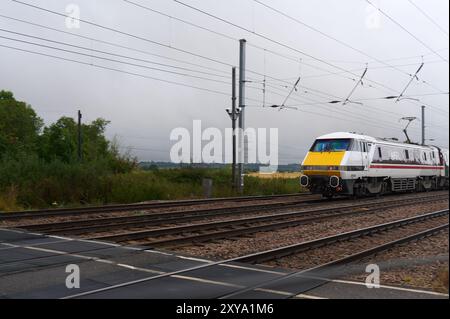 Bedfordshire UK - 24 aug 2024 : Single Passiving High Speed LNER Zug auf 4 Gleisen mit Überlandstromkabel Stockfoto