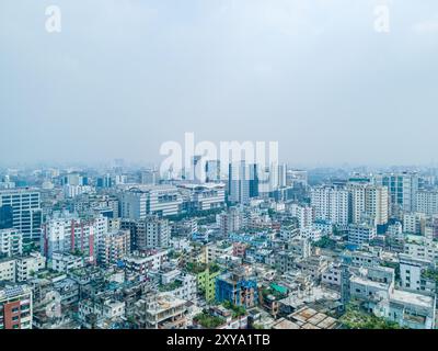 Panoramablick auf Dhaka City - pulsierende Stadtlandschaft von Bangladesch Stockfoto