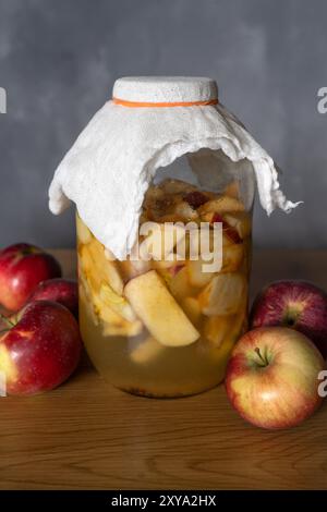 Apfelessig. Herstellung von Apfelessig, super gesunder Essig aus Apfelabfällen Stockfoto