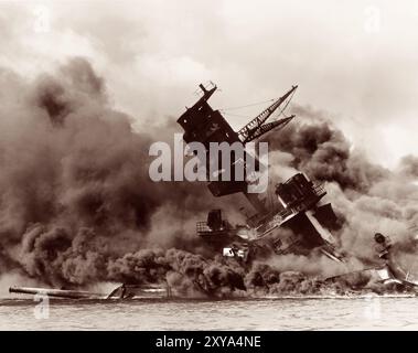 Die USS Arizona (BB-39) brannte nach dem japanischen Angriff auf Pearl Harbor am 7. Dezember 1941. Stockfoto