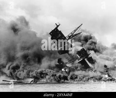 Die USS Arizona (BB-39) brannte nach dem japanischen Angriff auf Pearl Harbor am 7. Dezember 1941. Stockfoto