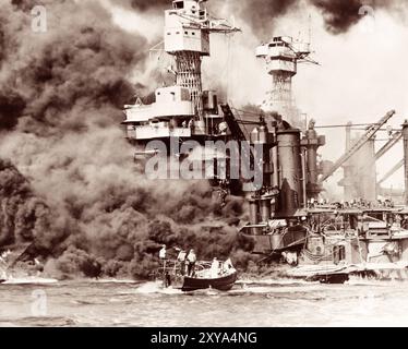 Die USS West Virginia brannte während des Angriffs auf Pearl Harbor am 7. Dezember 1941 in Hawaii, während ein Rettungsboot einen Seemann aus dem Wasser zieht. Stockfoto