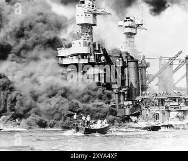 Die USS West Virginia brannte während des Angriffs auf Pearl Harbor am 7. Dezember 1941 in Hawaii, während ein Rettungsboot einen Seemann aus dem Wasser zieht. Stockfoto