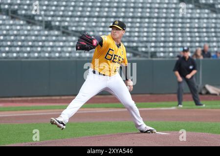 25. August 2024: Der Salzsee Pitcher Kenny Rosenberg (22) wirft während des Spiels mit dem Round Rock Express und dem Salt Lake Bees im Smiths Field in Salt Lake UT einen Platz. David Seelig/Cal Sport Medi Stockfoto