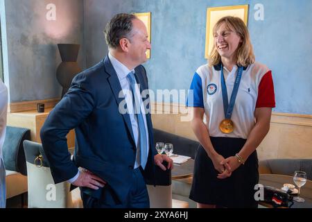 Paris, Frankreich. August 2024. Der zweite Herr Doug Emhoff und die US-Delegation zu den Olympischen Spielen 2024 essen am Donnerstag, den 8. August 2024, im Louvre in Paris, Frankreich, mit Olympiasietikern und ihren Familien zu Mittag. (Foto: Katie Ricks) (Foto: © White House/ZUMA Press Wire) NUR REDAKTIONELLE VERWENDUNG! Nicht für kommerzielle ZWECKE! Stockfoto