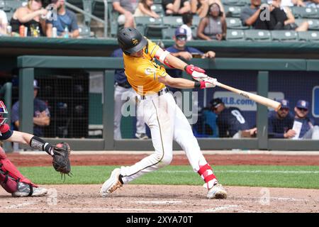 25. August 2024: Salt Lake Shortstop Chad Stevens (17) bekommt einen Hit während des Spiels mit dem Round Rock Express und dem Salt Lake Bees im Smiths Field in Salt Lake UT. David Seelig/Cal Sport Medi Stockfoto