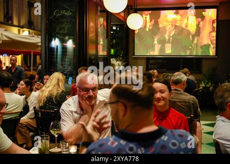 Die Eröffnungszeremonie wird auf den Straßen rund um den Concorde-Platz gefeiert, wo die offizielle Eröffnungszeremonie für die paralympischen Sommerspiele in Paris stattfindet. Leute in einem Pub Stockfoto