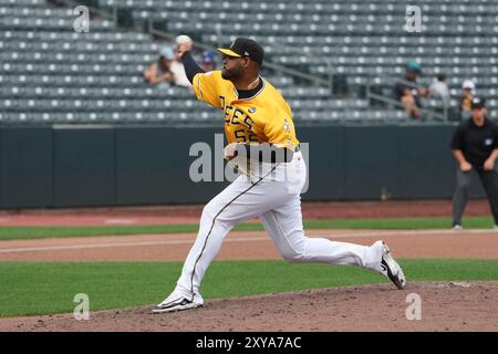 25. August 2024: Der Salzsee Pitcher Guillo Zuniga (52) wirft während des Spiels mit dem Round Rock Express und Salt Lake Bees im Smiths Field in Salt Lake UT einen Platz. David Seelig/Cal Sport Medi Stockfoto