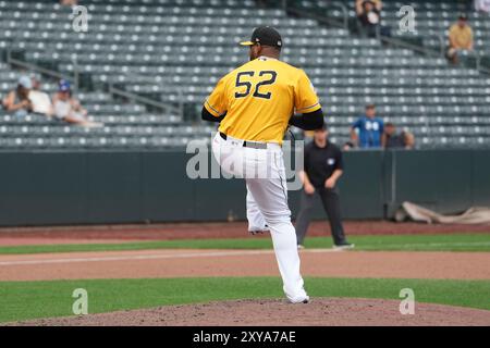 25. August 2024: Der Salzsee Pitcher Guillo Zuniga (52) wirft während des Spiels mit dem Round Rock Express und Salt Lake Bees im Smiths Field in Salt Lake UT einen Platz. David Seelig/Cal Sport Medi Stockfoto