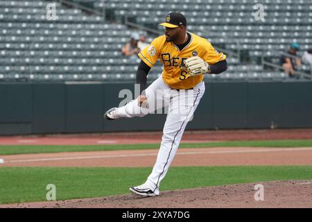 25. August 2024: Der Salzsee Pitcher Guillo Zuniga (52) wirft während des Spiels mit dem Round Rock Express und Salt Lake Bees im Smiths Field in Salt Lake UT einen Platz. David Seelig/Cal Sport Medi Stockfoto