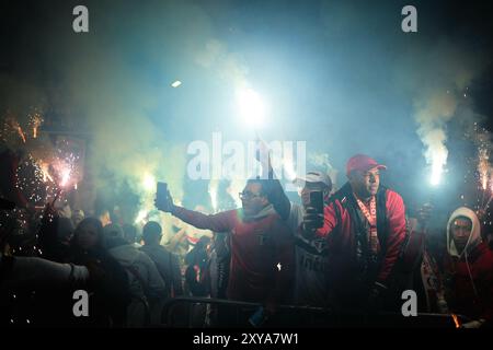 Sao Paulo, Brasilien. August 2024. SP - SAO PAULO - 08/28/2024 - 2024 BRASILIANISCHER CUP, SAO PAULO x ATLETICO-MG - Sao PAULO Fans zollen dem Nacional-URU Spieler Juan Izquierdo Tribut, der in der Nacht auf den 27. August starb, nachdem er in einem Spiel gegen die brasilianische Mannschaft in einem Spiel gegen die Libertadores in der vergangenen Woche Herzrhythmusstörungen erlitt, vor dem Spiel gegen Atletico-MG im Stadion Morumbi für die brasilianische Cup-Meisterschaft 2024. Foto: Ettore Chiereguini/AGIF Credit: AGIF/Alamy Live News Stockfoto