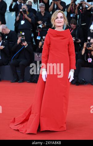 Venedig, Italien. August 2024. Isabelle Huppert nahm an der Eröffnungszeremonie des 81. Internationalen Filmfestivals von Venedig am 28. August 2024 in Venedig Teil. Foto: Aurore Marechal/ABACAPRESS. COM Credit: Abaca Press/Alamy Live News Stockfoto